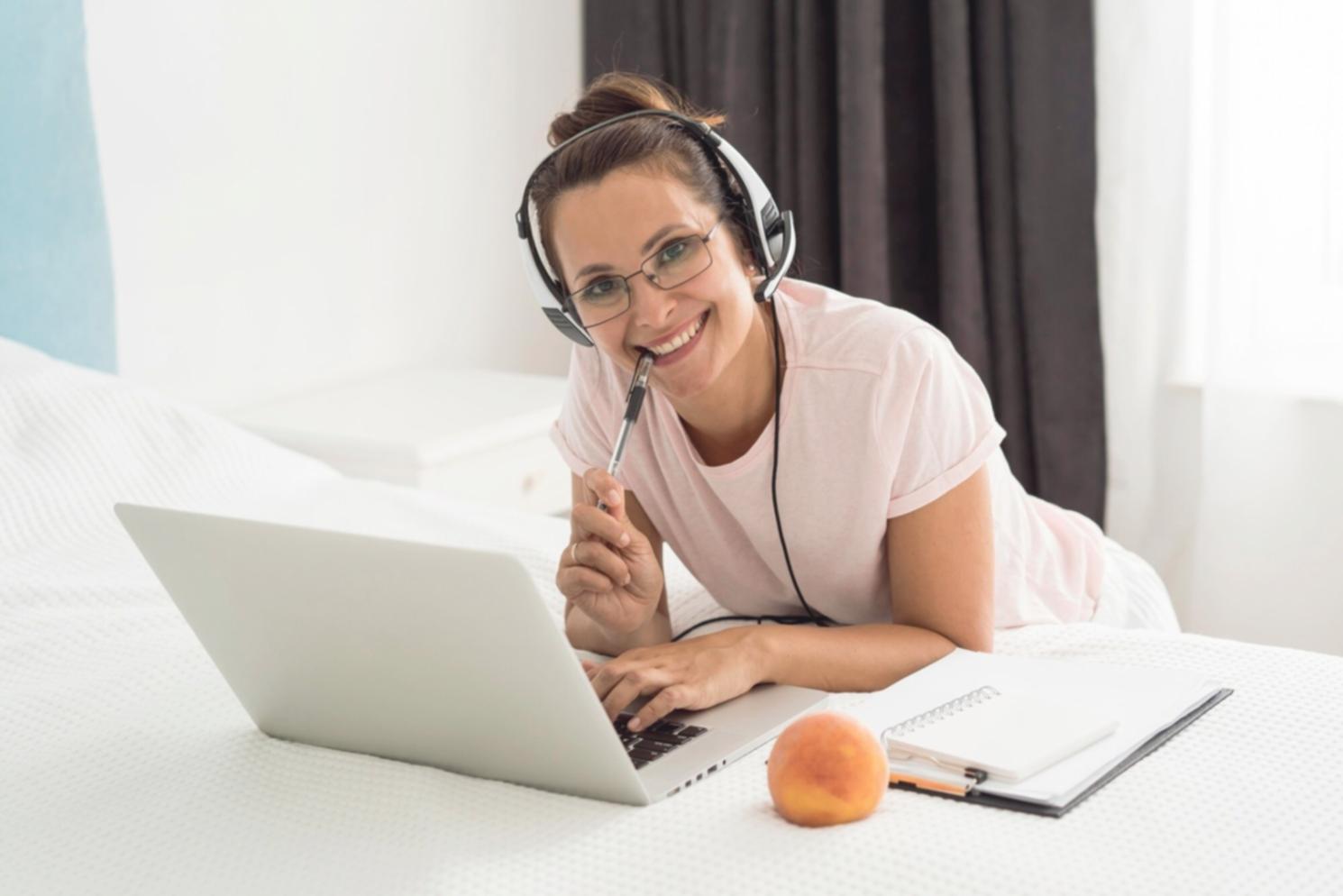 Espace de travail organisé avec outils de gestion financière